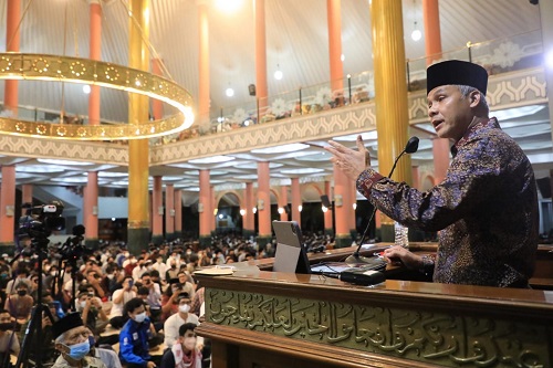 Ceramah Tarawih di Masjid UGM, Ganjar Bagikan Pengalaman Reformasi Birokrasi