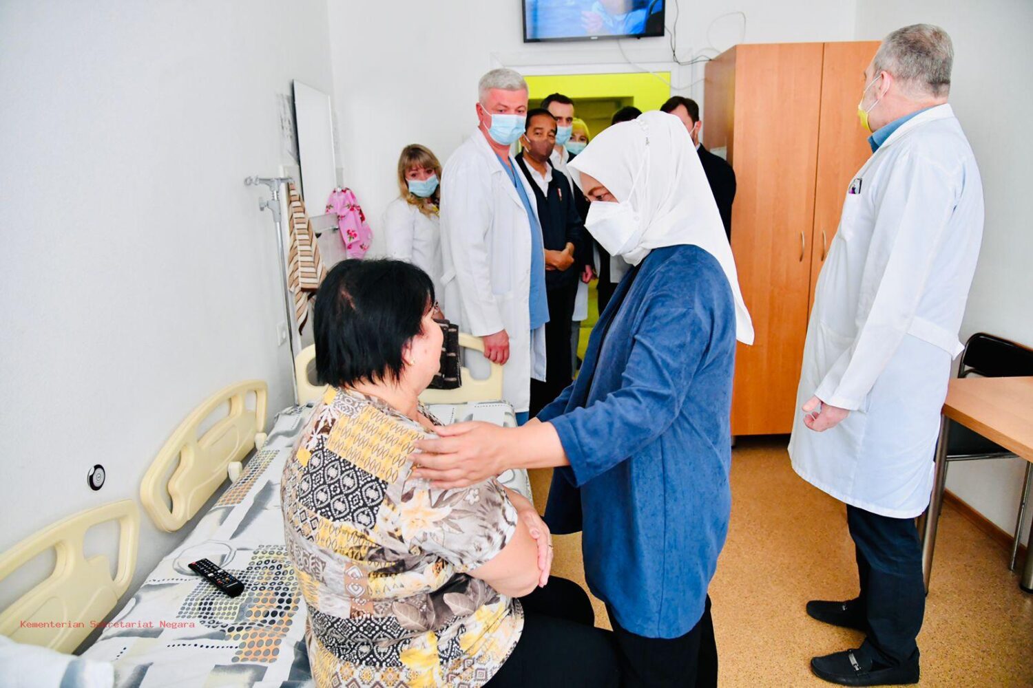 Ibu Iriana Serahkan Bantuan kepada Rumah Sakit di Kyiv