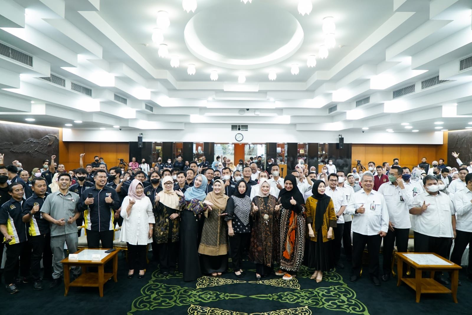 Ketua MPR RI Bamsoet Apresiasi Perkumpulan Istri Pimpinan MPR RI Bagikan Ratusan Bingkisan Ramadhan