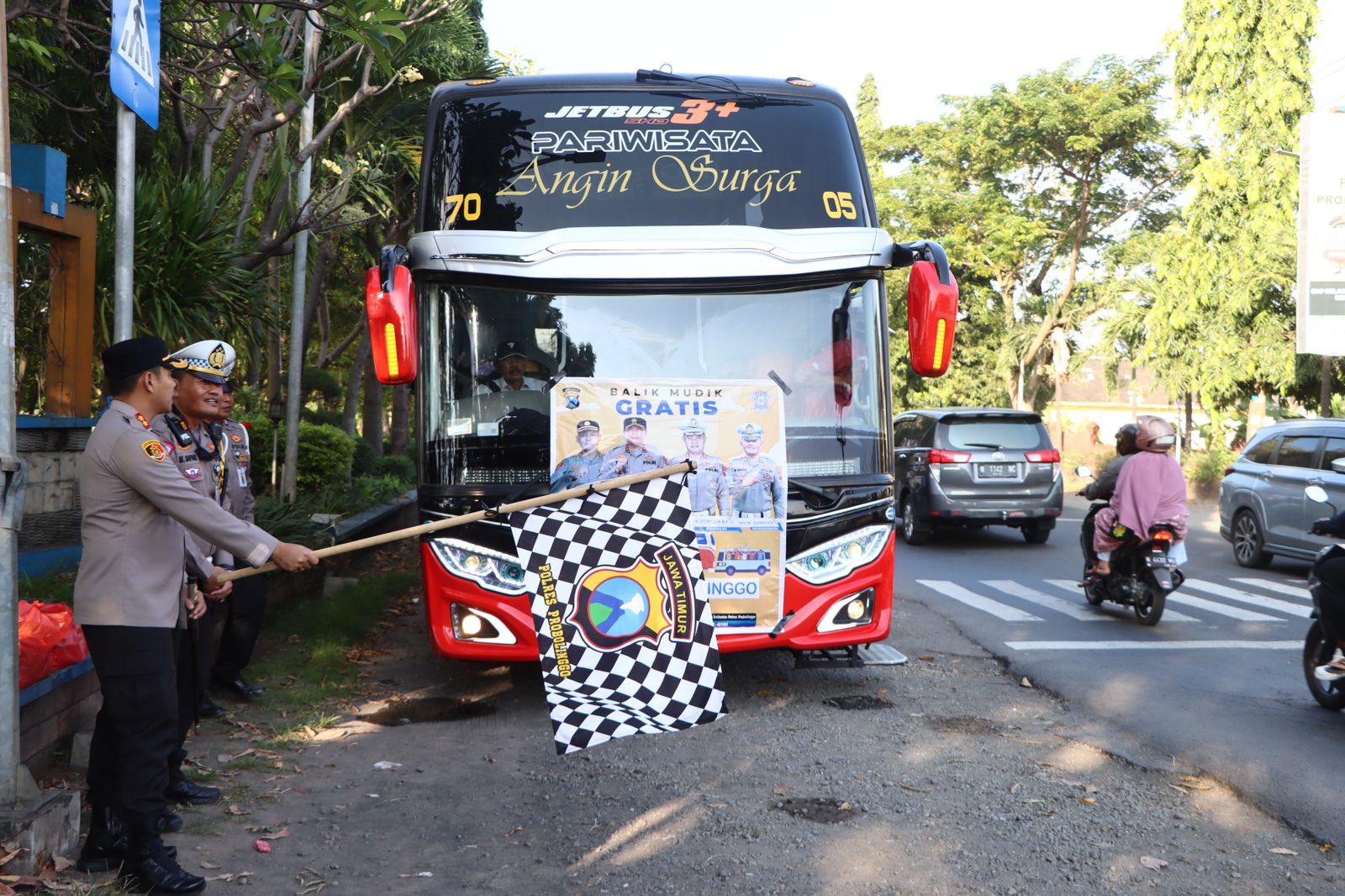 Kapolres Probolinggo Berangkatkan Dua Bus Balik Mudik Gratis