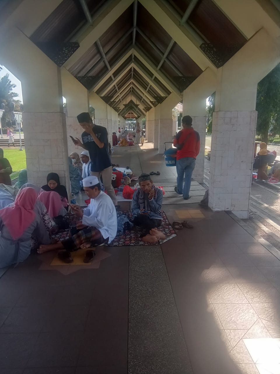 Suasana Meriah Setelah Pelaksanaan Shalat Idul Adha di Masjid At-Tien Taman Mini