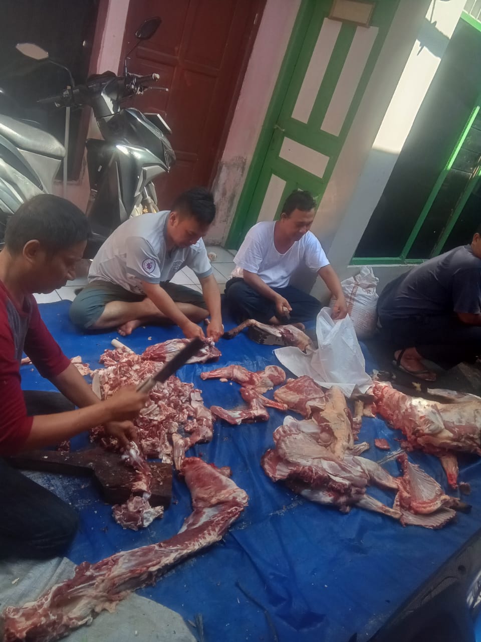 Panitia Qurban Wilayah Rt. 004/Rw. 09, Kelurahan Kramat Jati, Jakarta Timur Membagikan Daging Qurban dengan Adil dan Merata