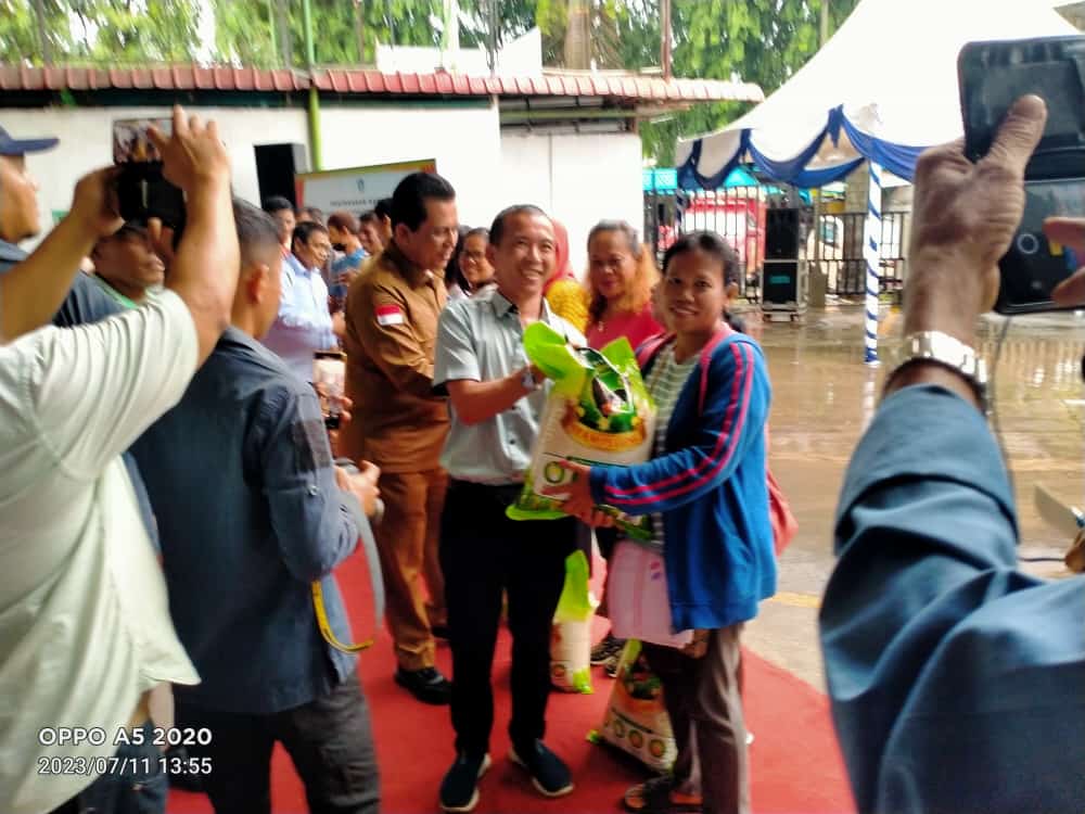 Bapak Wiriya Silalahi, Anggota DPR RI Kepulauan Riau dari Partai Nasdem, Bagi Sembako kepada Warga Kota Batam Bersama Bapak Anshar, Gubernur Kepulauan Riau