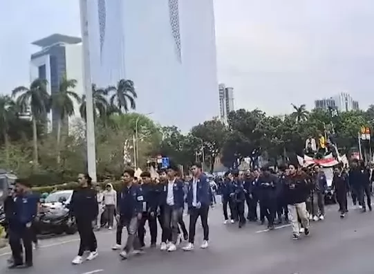 Ratusan Mahasiswa Berkumpul di Patung Kuda, Monas, Jakarta Pusat, Memprotes Kepemimpinan Presiden Joko Widodo