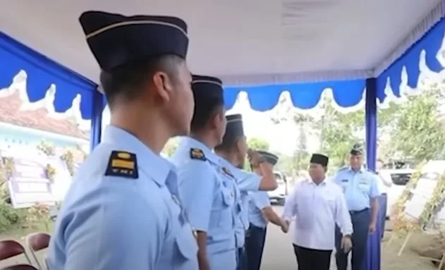 Menteri Pertahanan Prabowo Subianto Kunjungi Keluarga Korban Kecelakaan Pesawat TNI AU